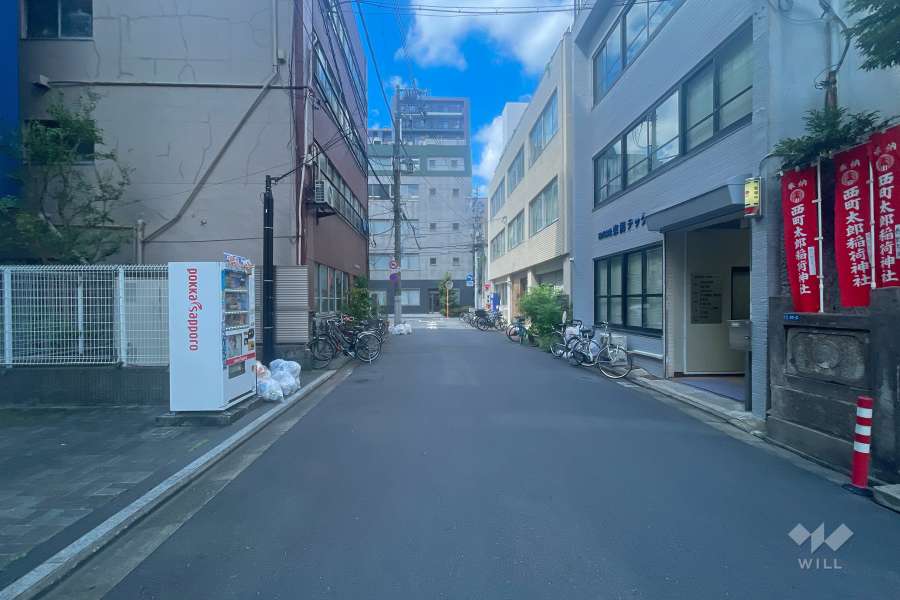 敷地の北側前面道路（東側から）