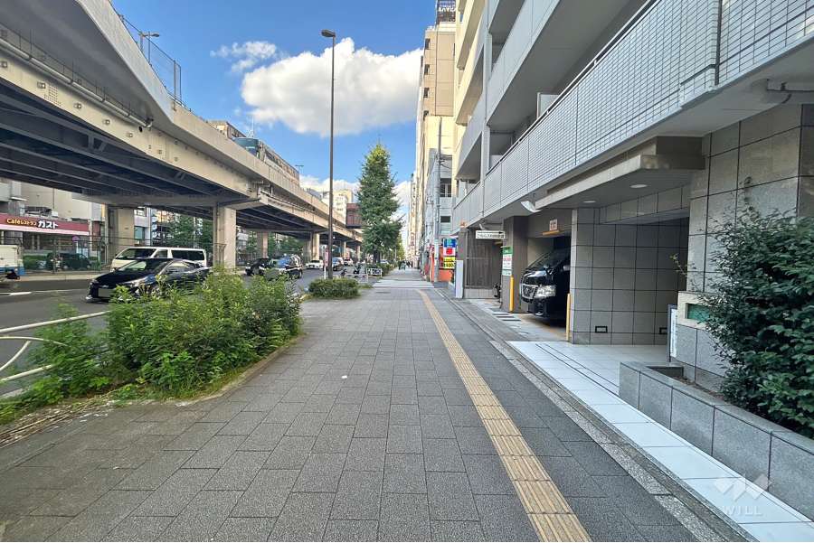 敷地西側の前面道路（南側から）