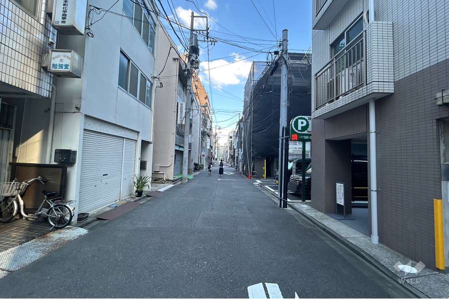 敷地北側の前面道路（西側から）