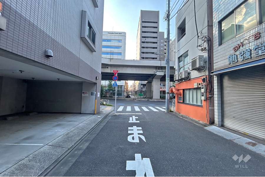 敷地北側の前面道路（東側から）