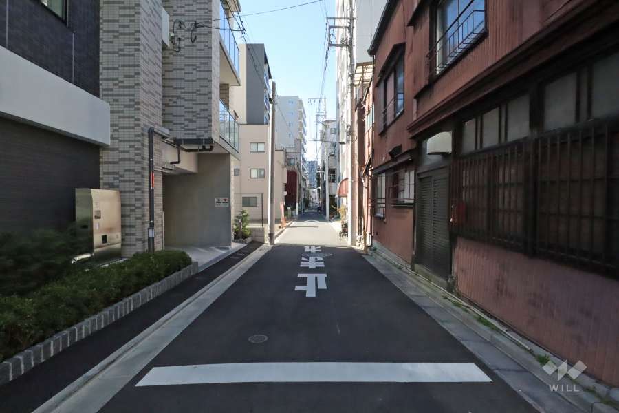 敷地南側の前面道路（東側から）