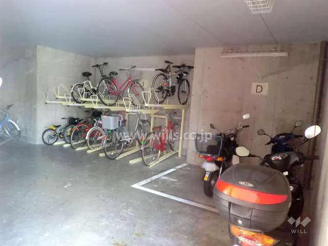 屋内にある駐輪場、バイク置場