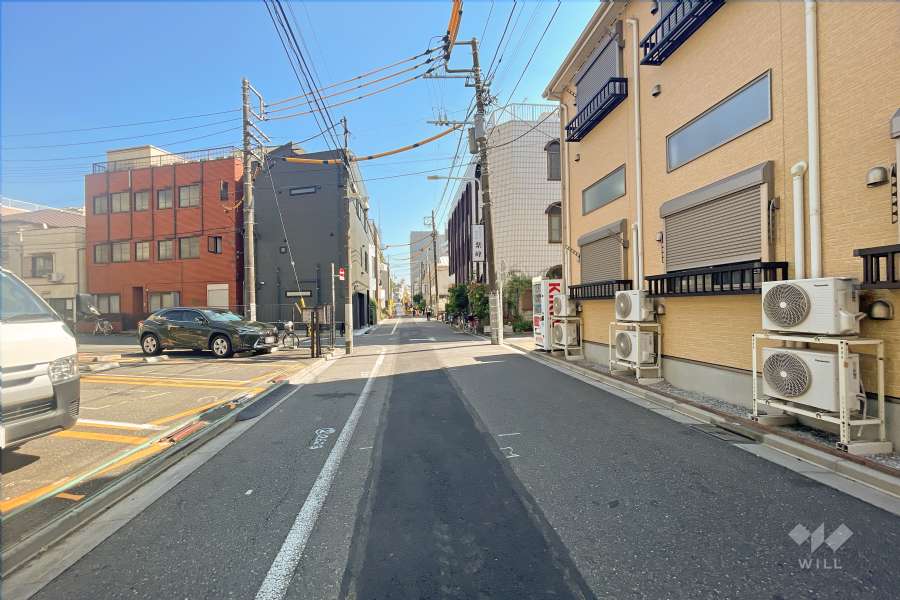 敷地西側の前面道路
