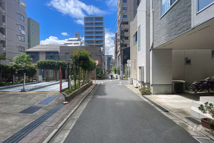 敷地の北側前面道路（東側から）