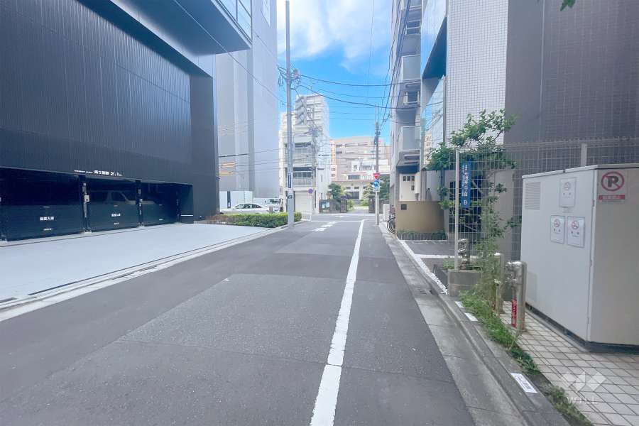 敷地西側の前面道路（南側から）