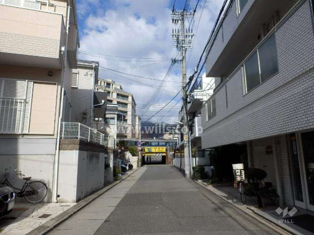 敷地西側の前面道路