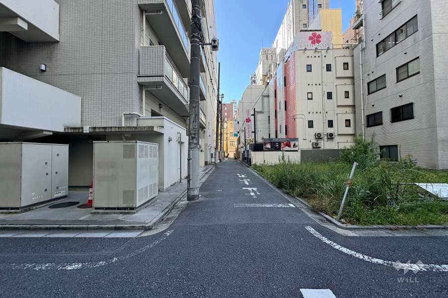 敷地西側の前面道路