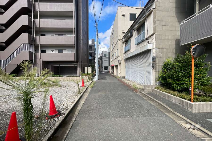 敷地南側の前面道路