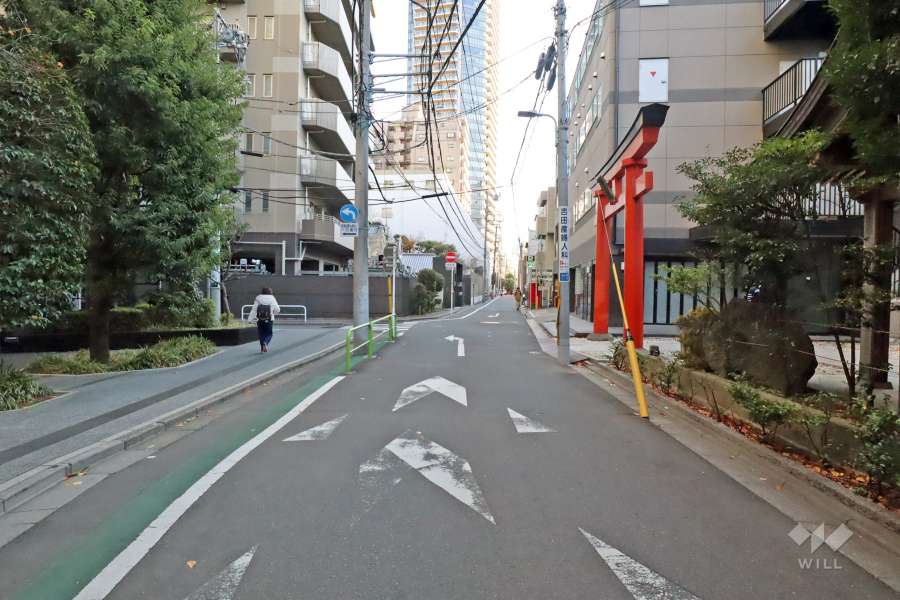 敷地西側の前面道路（北側から）。『境稲荷神社』があります。