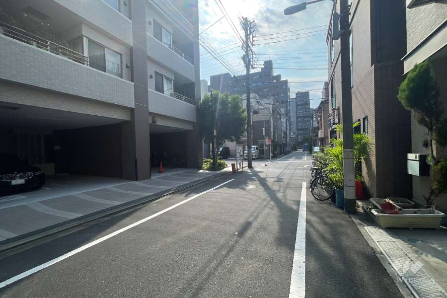 敷地の北側前面道路（東側から）