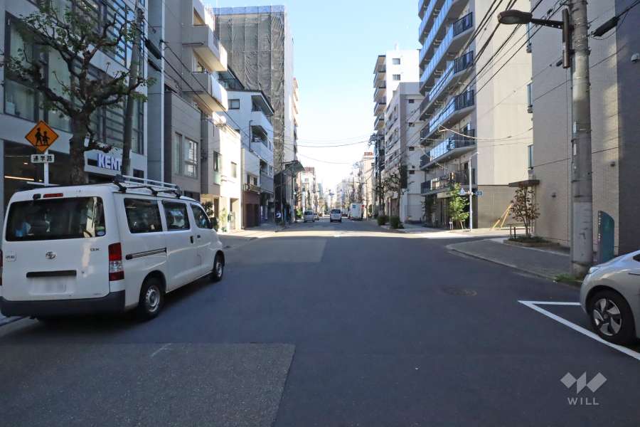 敷地南側の前面道路（東側から)