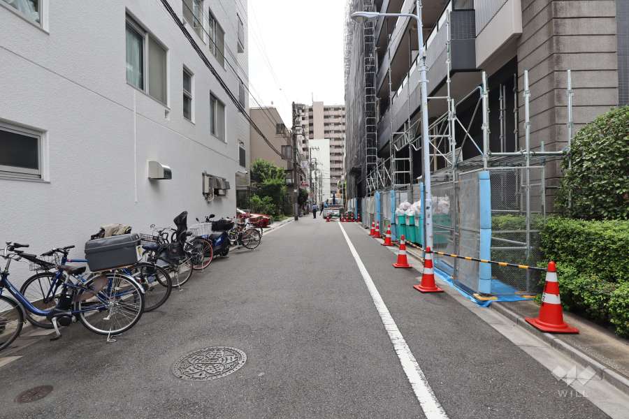 敷地東側の前面道路（北側から）