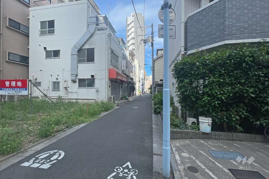 敷地の北側前面道路（西側から）