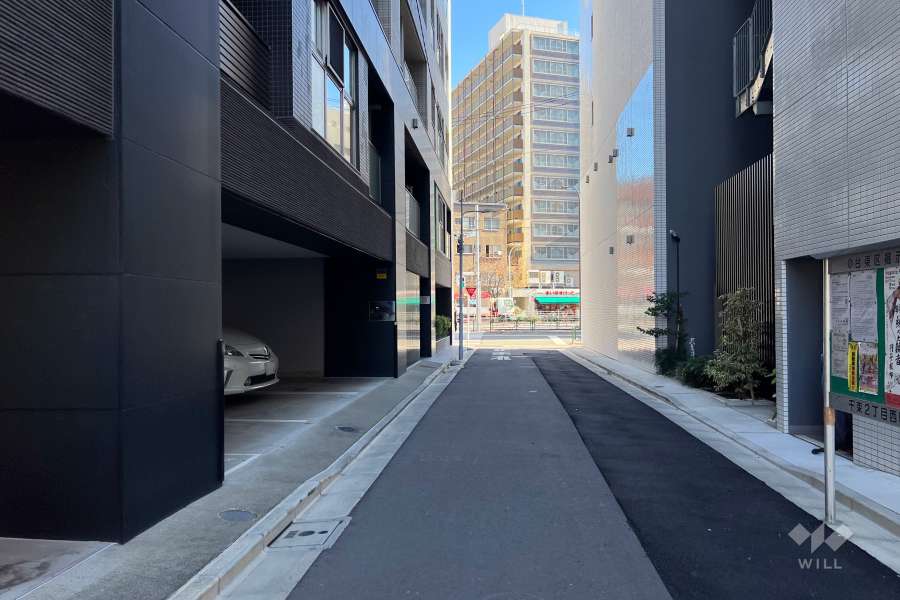 敷地の南側前面道路（西側から）