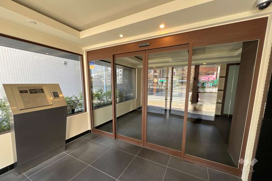 エントランスはオートロック付きです。