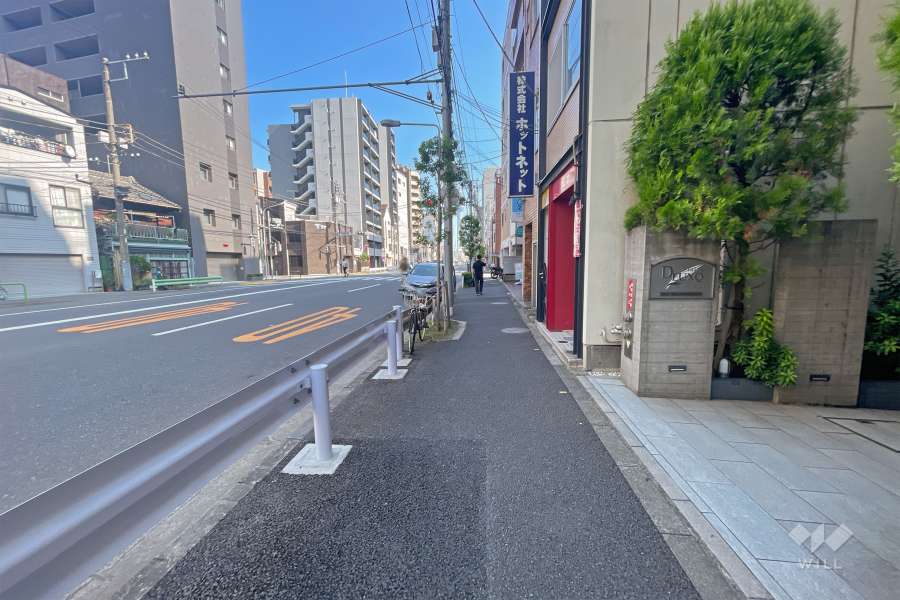 敷地北東側の前面道路（北西側から）