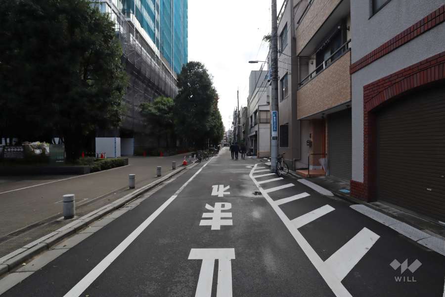 敷地西側の前面道路（北側から）