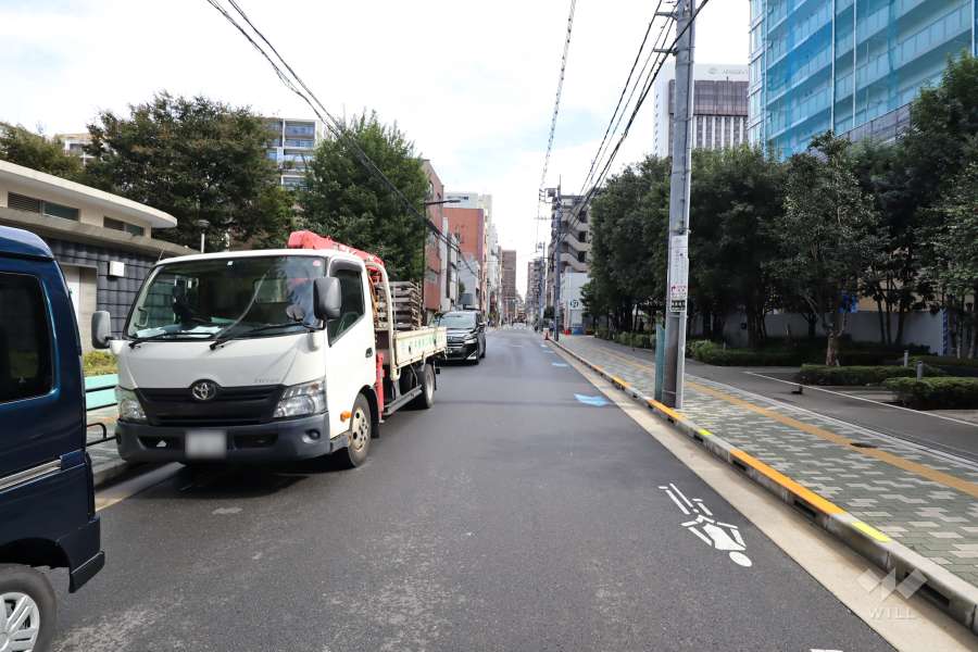 敷地北側の前面道路（西側から）　