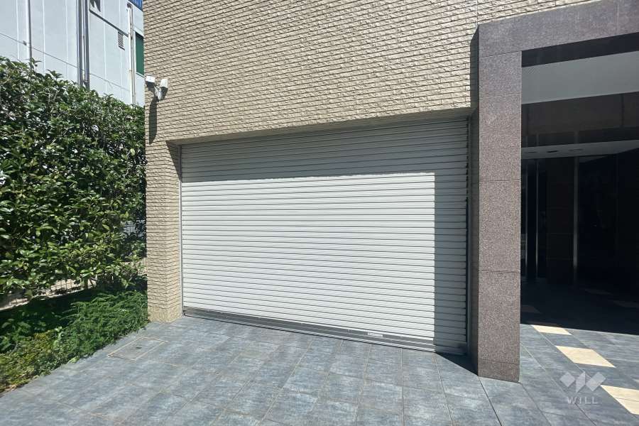 駐車場の出入り口（シャッター付き）