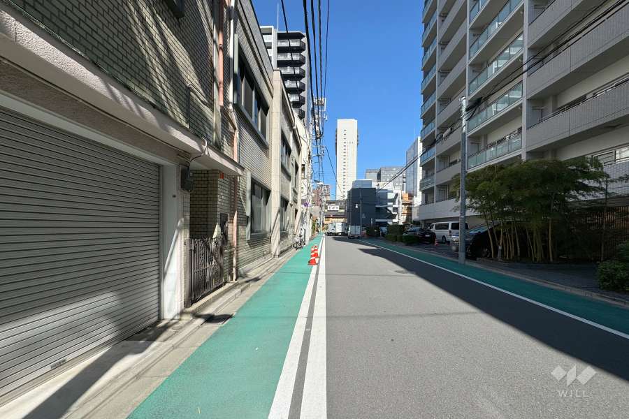 敷地西側の前面道路