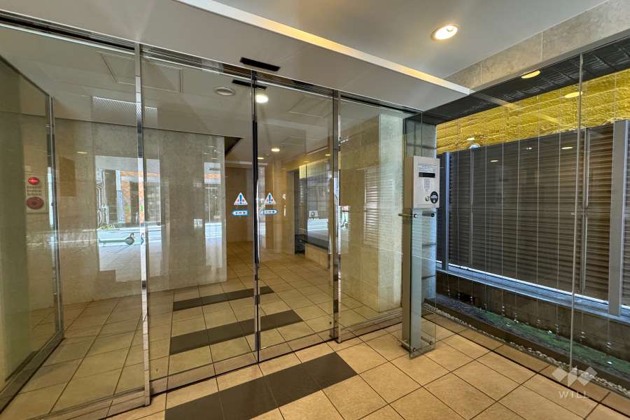 エントランスはオートロック付きです。