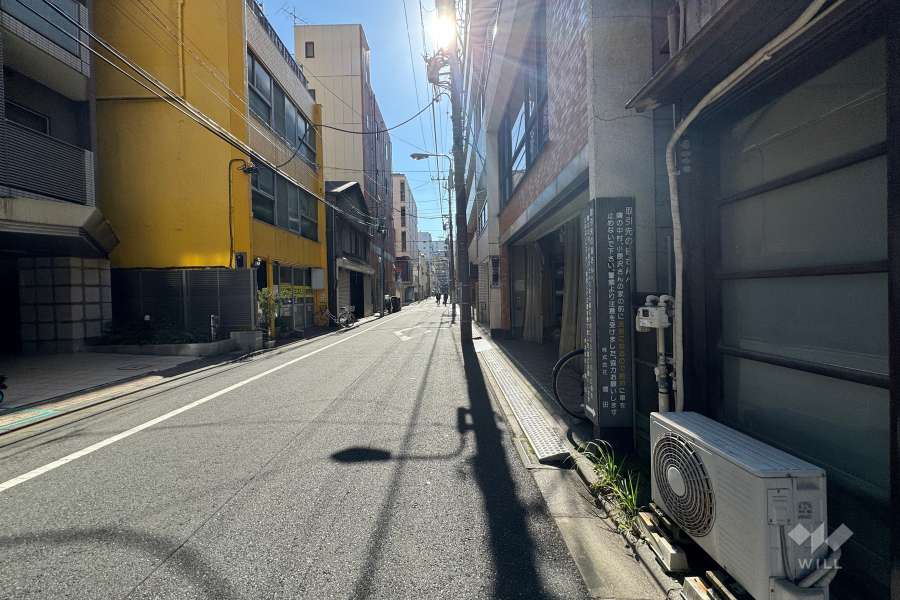 敷地西側の前面道路