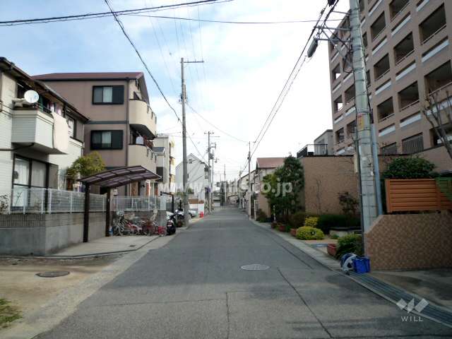 敷地北側の前面道路（西側から）