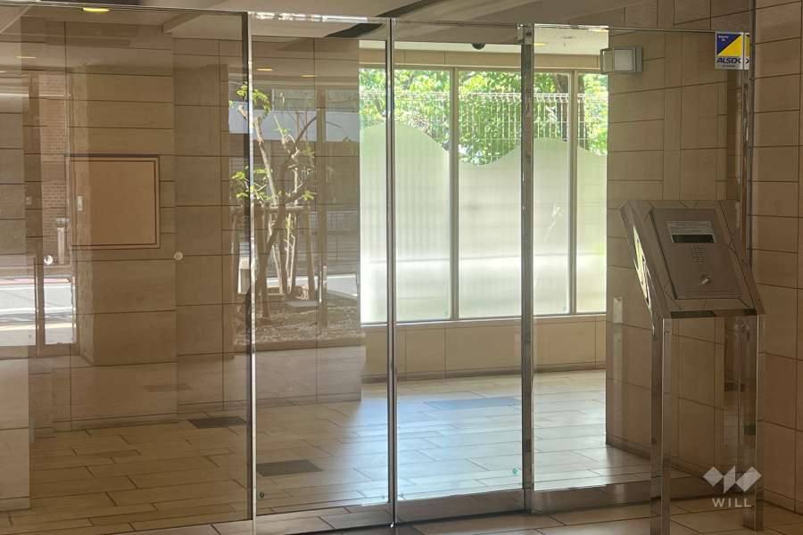 エントランスはオートロック付きです。