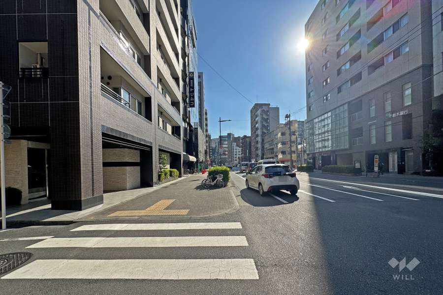 敷地の西側前面道路は新堀通りです（北側から）。