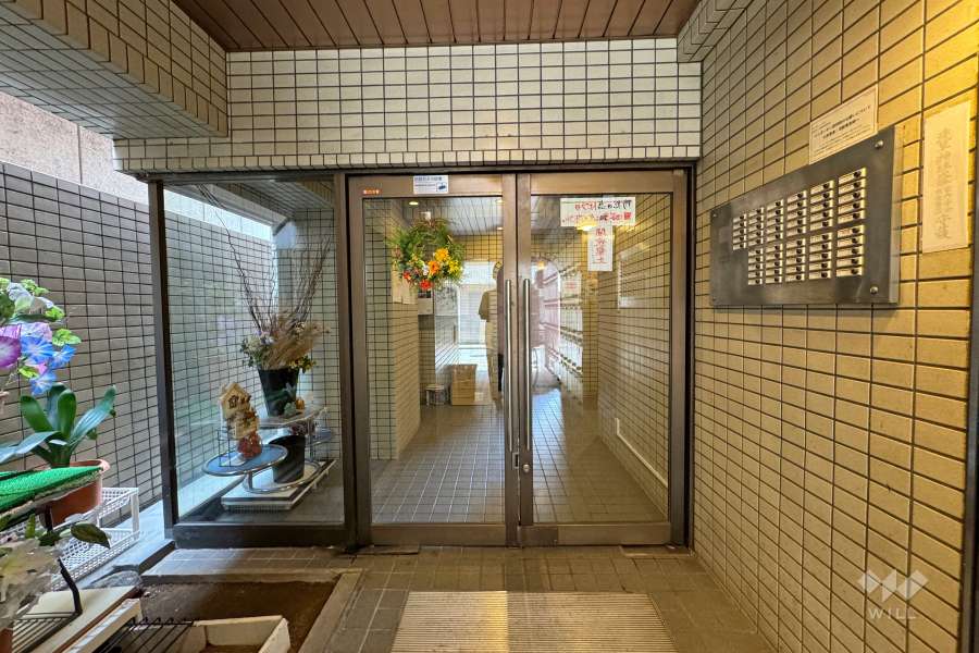 エントランスはオートロック付きです。