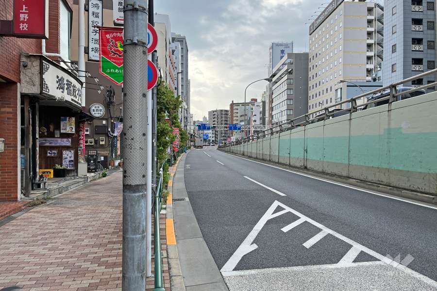敷地南西側の前面道路（北西側から）