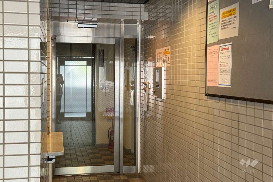 エントランスはオートロック付きです。