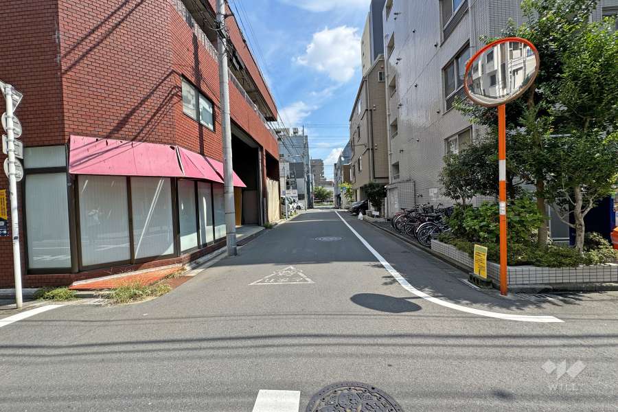 敷地北側の前面道路（西側から）
