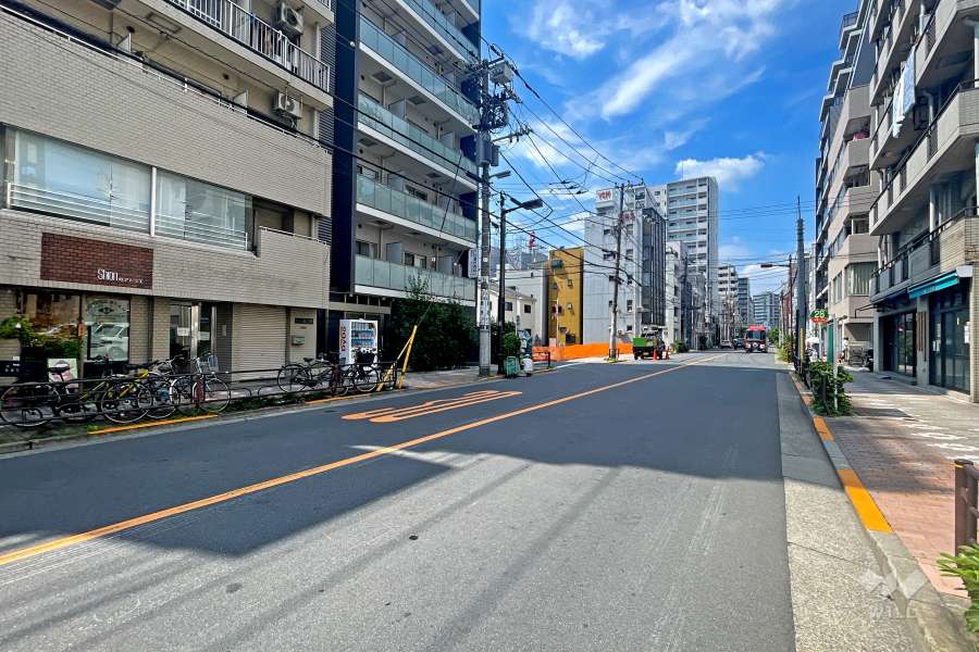 敷地の北側前面道路（東側から）
