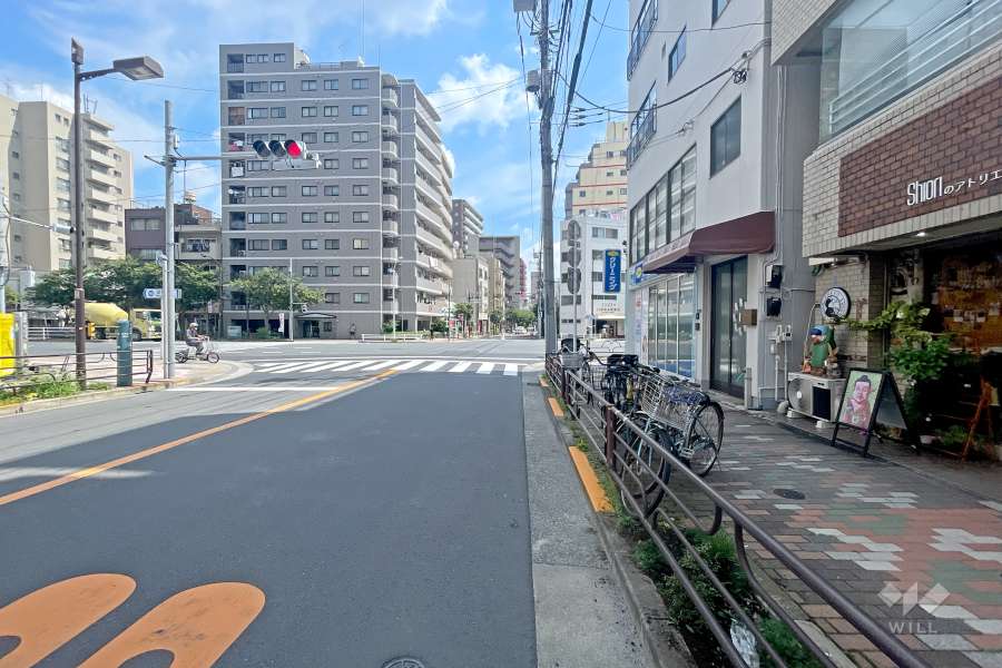 敷地の北側前面道路（西側から）