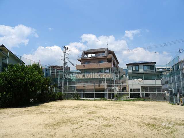 エクセルコート東灘の遠景。南側は道路を挟んで市営住宅のグラウンドがあります。