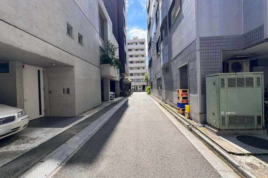 敷地東側の前面道路（北側から）