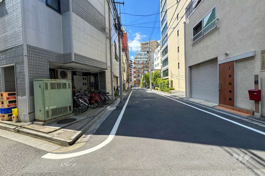 敷地北側の前面道路（東側から）