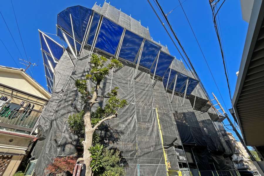 サンハイツ根岸の外観（南側から）※大規模修繕工事中（2024年12月）