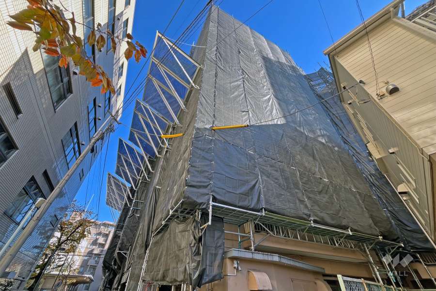 サンハイツ根岸の外観（南西側から）※大規模修繕工事中（2024年12月）
