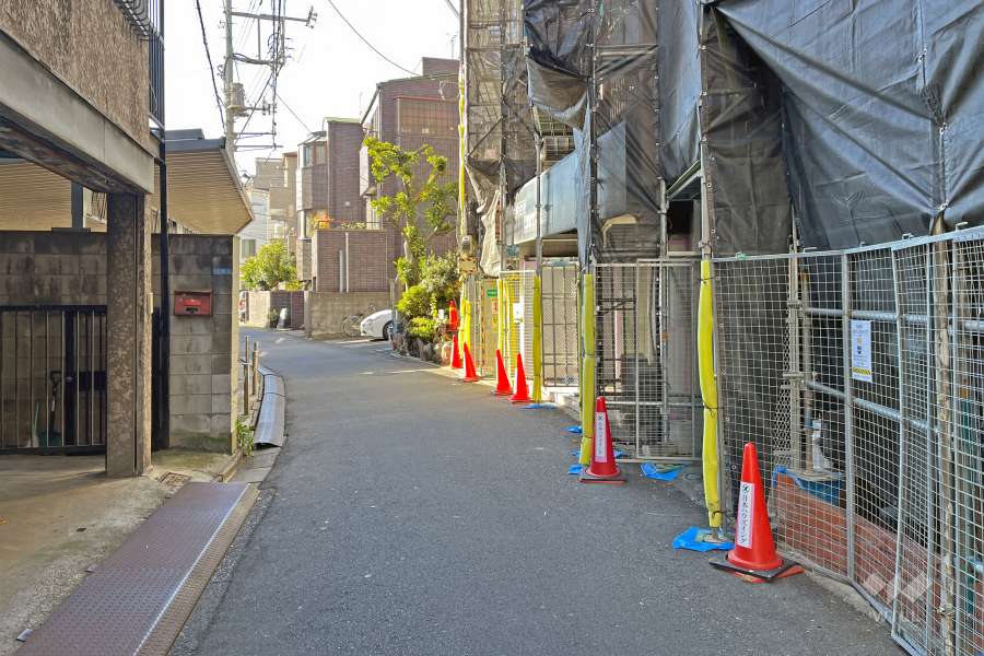 敷地の東側前面道路（北側から）