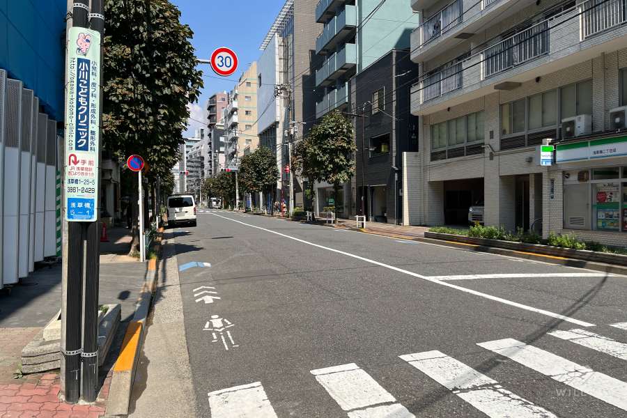 敷地西側の前面道路（南側から）