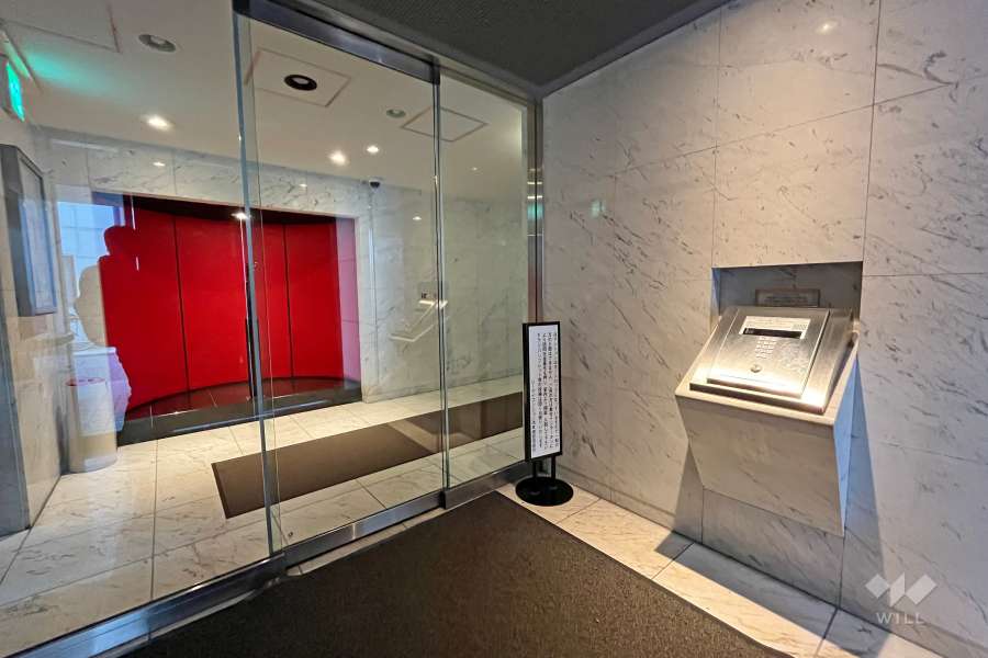 エントランスはオートロック付きです。