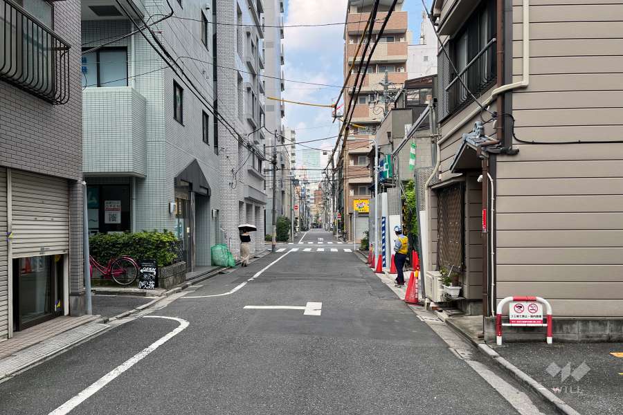 敷地の北側前面道路（東側から）