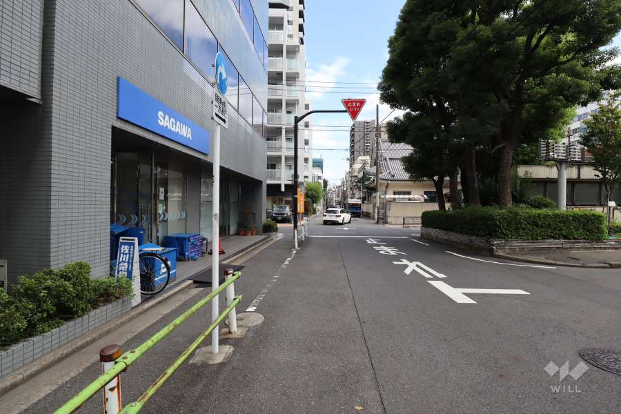 敷地南側の前面道路-(西側から)