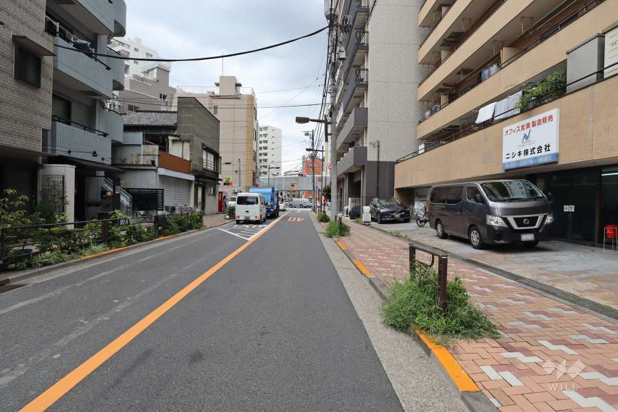敷地南側の前面道路（東側から）