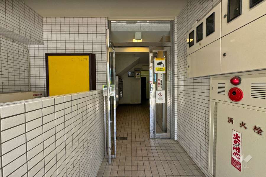 タイル張りのエントランス