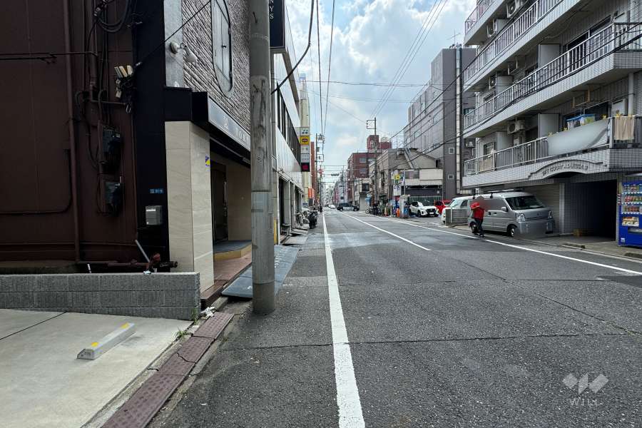 敷地の北東側前面道路（北西側から）