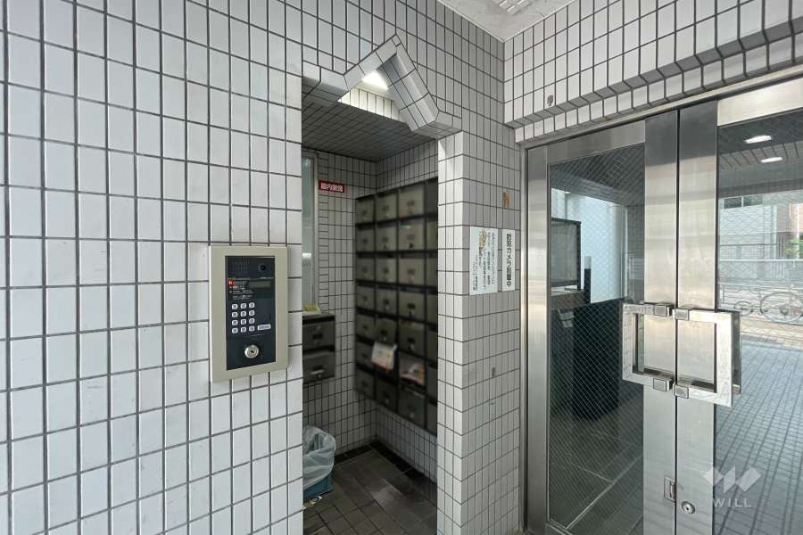 エントランスはオートロック付きです。