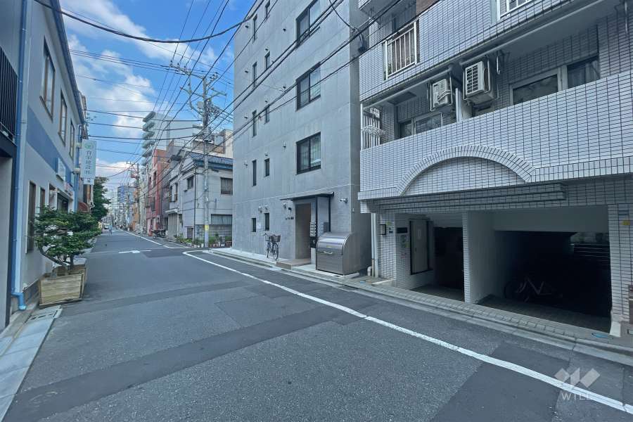 敷地の北側前面道路（西側から）